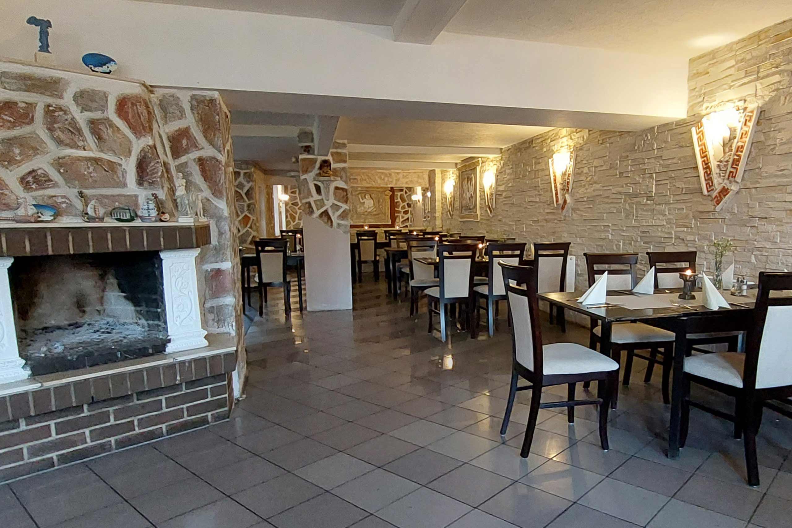 006.-Restaurant-Olympia-Friedland-Tirokafteri-essen-Dolmadakia-Bifteki-Gyros-Saganaki-Ouzo-Oktopus-lecker-Zaziki-leckeri-Grill-griechischer-Wein-Feta-Garten